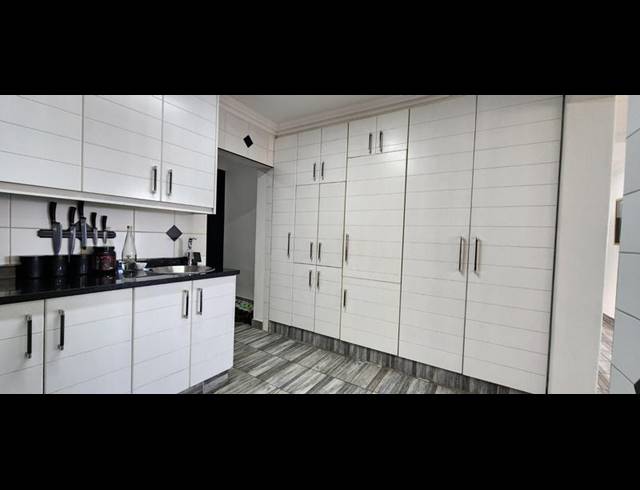 4 BEDROOM HOUSE FOR SALE IN ERASMUSKLOOF